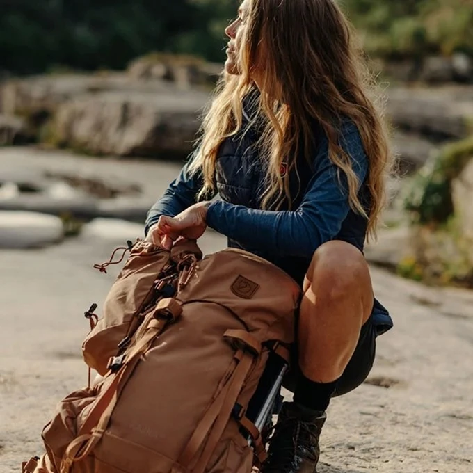 Fjallraven Kajka 35 S/M khaki dust Fjallraven Kajka 35 S/M Khaki Dust -Mode Tassen Verkoopwinkel image 5516