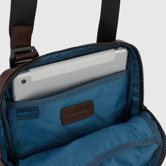 Piquadro Harper iPad Crossbody Bag blue Piquadro Harper IPad Crossbody Bag Blue -Mode Tassen Verkoopwinkel image 8198