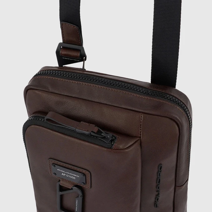 Piquadro Harper iPad Crossbody Bag blue Piquadro Harper IPad Crossbody Bag Blue -Mode Tassen Verkoopwinkel image 8200